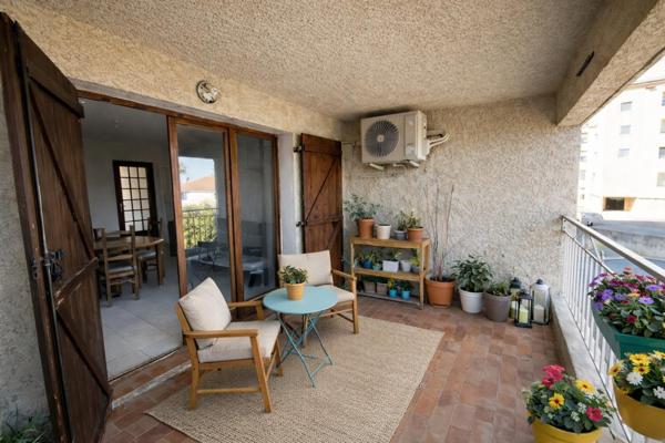 T3 avec terrasse le centre ville de Folelli à pied