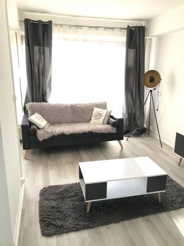 Location                                                      Appartement
                        
                     2 pièces                      53 m2                     à Saint-Quentin