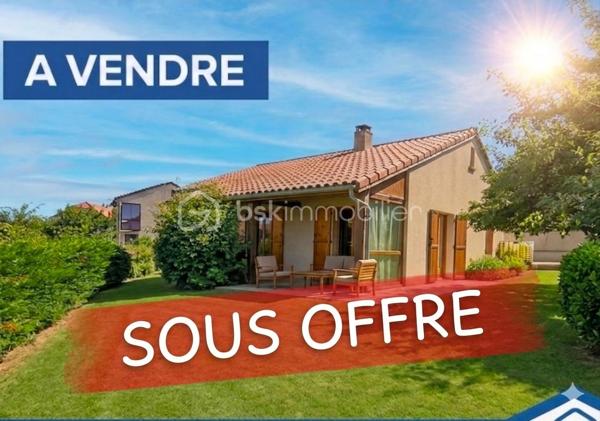 Découvrez cette charmante villa idéalement située dans un quartier paisible de Langogne, offrant un cadre de vie recherché à proximité immédiate de toutes les commodités. Construite au début des années 90 sur une parcelle de 546 m², elle dispose d'une surface habitable optimisée de 80 m². Lumineuse, bien agencée et chaleureuse, elle saura immédiatement vous séduire par son fort potentiel.
Description Détaillée
Espace Vie & Confort (au même niveau) :
Une pièce de vie lumineuse et conviviale d'environ 50 m², comprenant une cuisine fonctionnelle ouverte sur un salon chaleureux équipé d'un poêle à bois.
Une terrasse ensoleillée, accessible directement depuis la cuisine et le salon, idéale pour vos moments de détente.
Deux chambres spacieuses de 9 m² et 11 m².
Une salle de bain équipée également d'une douche.
Un WC indépendant.
Un espace chaufferie pratique, situé directement au niveau des pièces de vie.
Extérieurs et Stationnement :
Un garage de 16 m² accolé à la maison.
De nombreuses places de stationnement disponibles sur la voie publique juste devant la maison, idéales pour vous garer facilement et recevoir vos proches.
Atouts et Potentiel
La maison est habitable immédiatement. Quelques travaux de rafraîchissement permettront de la mettre à votre goût et de remplacer certains éléments vieillissants, comme les volets.
Côté confort, le système de chauffage est performant et flexible : il combine un poêle à bois et un chauffage au sol alimenté par une chaudière au fioul récente et parfaitement entretenue.
Un Bien Rare sur le Marché Ce type de bien, offrant une configuration de plain-pied, est particulièrement recherché grâce à son emplacement géographique privilégié et son implantation bien pensée. Ne manquez pas cette opportunité unique de vous installer à Langogne !