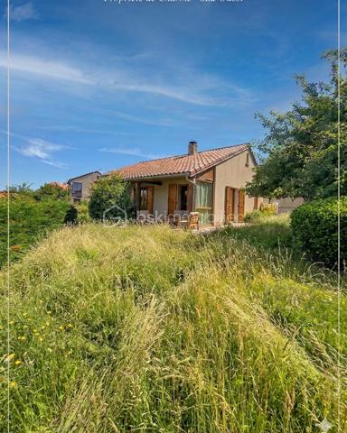 Découvrez cette charmante villa idéalement située dans un quartier paisible de Langogne, offrant un cadre de vie recherché à proximité immédiate de toutes les commodités. Construite au début des années 90 sur une parcelle de 546 m², elle dispose d'une surface habitable optimisée de 80 m². Lumineuse, bien agencée et chaleureuse, elle saura immédiatement vous séduire par son fort potentiel.
Description Détaillée
Espace Vie & Confort (au même niveau) :
Une pièce de vie lumineuse et conviviale d'environ 50 m², comprenant une cuisine fonctionnelle ouverte sur un salon chaleureux équipé d'un poêle à bois.
Une terrasse ensoleillée, accessible directement depuis la cuisine et le salon, idéale pour vos moments de détente.
Deux chambres spacieuses de 9 m² et 11 m².
Une salle de bain équipée également d'une douche.
Un WC indépendant.
Un espace chaufferie pratique, situé directement au niveau des pièces de vie.
Extérieurs et Stationnement :
Un garage de 16 m² accolé à la maison.
De nombreuses places de stationnement disponibles sur la voie publique juste devant la maison, idéales pour vous garer facilement et recevoir vos proches.
Atouts et Potentiel
La maison est habitable immédiatement. Quelques travaux de rafraîchissement permettront de la mettre à votre goût et de remplacer certains éléments vieillissants, comme les volets.
Côté confort, le système de chauffage est performant et flexible : il combine un poêle à bois et un chauffage au sol alimenté par une chaudière au fioul récente et parfaitement entretenue.
Un Bien Rare sur le Marché Ce type de bien, offrant une configuration de plain-pied, est particulièrement recherché grâce à son emplacement géographique privilégié et son implantation bien pensée. Ne manquez pas cette opportunité unique de vous installer à Langogne !
