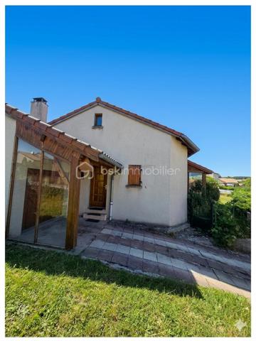 Découvrez cette charmante villa idéalement située dans un quartier paisible de Langogne, offrant un cadre de vie recherché à proximité immédiate de toutes les commodités. Construite au début des années 90 sur une parcelle de 546 m², elle dispose d'une surface habitable optimisée de 80 m². Lumineuse, bien agencée et chaleureuse, elle saura immédiatement vous séduire par son fort potentiel.
Description Détaillée
Espace Vie & Confort (au même niveau) :
Une pièce de vie lumineuse et conviviale d'environ 50 m², comprenant une cuisine fonctionnelle ouverte sur un salon chaleureux équipé d'un poêle à bois.
Une terrasse ensoleillée, accessible directement depuis la cuisine et le salon, idéale pour vos moments de détente.
Deux chambres spacieuses de 9 m² et 11 m².
Une salle de bain équipée également d'une douche.
Un WC indépendant.
Un espace chaufferie pratique, situé directement au niveau des pièces de vie.
Extérieurs et Stationnement :
Un garage de 16 m² accolé à la maison.
De nombreuses places de stationnement disponibles sur la voie publique juste devant la maison, idéales pour vous garer facilement et recevoir vos proches.
Atouts et Potentiel
La maison est habitable immédiatement. Quelques travaux de rafraîchissement permettront de la mettre à votre goût et de remplacer certains éléments vieillissants, comme les volets.
Côté confort, le système de chauffage est performant et flexible : il combine un poêle à bois et un chauffage au sol alimenté par une chaudière au fioul récente et parfaitement entretenue.
Un Bien Rare sur le Marché Ce type de bien, offrant une configuration de plain-pied, est particulièrement recherché grâce à son emplacement géographique privilégié et son implantation bien pensée. Ne manquez pas cette opportunité unique de vous installer à Langogne !
