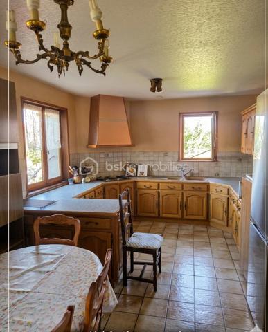 Découvrez cette charmante villa idéalement située dans un quartier paisible de Langogne, offrant un cadre de vie recherché à proximité immédiate de toutes les commodités. Construite au début des années 90 sur une parcelle de 546 m², elle dispose d'une surface habitable optimisée de 80 m². Lumineuse, bien agencée et chaleureuse, elle saura immédiatement vous séduire par son fort potentiel.
Description Détaillée
Espace Vie & Confort (au même niveau) :
Une pièce de vie lumineuse et conviviale d'environ 50 m², comprenant une cuisine fonctionnelle ouverte sur un salon chaleureux équipé d'un poêle à bois.
Une terrasse ensoleillée, accessible directement depuis la cuisine et le salon, idéale pour vos moments de détente.
Deux chambres spacieuses de 9 m² et 11 m².
Une salle de bain équipée également d'une douche.
Un WC indépendant.
Un espace chaufferie pratique, situé directement au niveau des pièces de vie.
Extérieurs et Stationnement :
Un garage de 16 m² accolé à la maison.
De nombreuses places de stationnement disponibles sur la voie publique juste devant la maison, idéales pour vous garer facilement et recevoir vos proches.
Atouts et Potentiel
La maison est habitable immédiatement. Quelques travaux de rafraîchissement permettront de la mettre à votre goût et de remplacer certains éléments vieillissants, comme les volets.
Côté confort, le système de chauffage est performant et flexible : il combine un poêle à bois et un chauffage au sol alimenté par une chaudière au fioul récente et parfaitement entretenue.
Un Bien Rare sur le Marché Ce type de bien, offrant une configuration de plain-pied, est particulièrement recherché grâce à son emplacement géographique privilégié et son implantation bien pensée. Ne manquez pas cette opportunité unique de vous installer à Langogne !