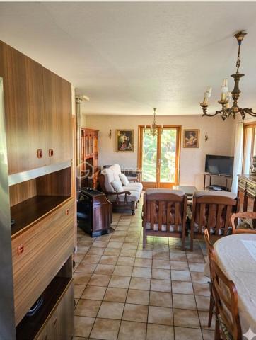 Découvrez cette charmante villa idéalement située dans un quartier paisible de Langogne, offrant un cadre de vie recherché à proximité immédiate de toutes les commodités. Construite au début des années 90 sur une parcelle de 546 m², elle dispose d'une surface habitable optimisée de 80 m². Lumineuse, bien agencée et chaleureuse, elle saura immédiatement vous séduire par son fort potentiel.
Description Détaillée
Espace Vie & Confort (au même niveau) :
Une pièce de vie lumineuse et conviviale d'environ 50 m², comprenant une cuisine fonctionnelle ouverte sur un salon chaleureux équipé d'un poêle à bois.
Une terrasse ensoleillée, accessible directement depuis la cuisine et le salon, idéale pour vos moments de détente.
Deux chambres spacieuses de 9 m² et 11 m².
Une salle de bain équipée également d'une douche.
Un WC indépendant.
Un espace chaufferie pratique, situé directement au niveau des pièces de vie.
Extérieurs et Stationnement :
Un garage de 16 m² accolé à la maison.
De nombreuses places de stationnement disponibles sur la voie publique juste devant la maison, idéales pour vous garer facilement et recevoir vos proches.
Atouts et Potentiel
La maison est habitable immédiatement. Quelques travaux de rafraîchissement permettront de la mettre à votre goût et de remplacer certains éléments vieillissants, comme les volets.
Côté confort, le système de chauffage est performant et flexible : il combine un poêle à bois et un chauffage au sol alimenté par une chaudière au fioul récente et parfaitement entretenue.
Un Bien Rare sur le Marché Ce type de bien, offrant une configuration de plain-pied, est particulièrement recherché grâce à son emplacement géographique privilégié et son implantation bien pensée. Ne manquez pas cette opportunité unique de vous installer à Langogne !