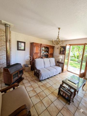 Découvrez cette charmante villa idéalement située dans un quartier paisible de Langogne, offrant un cadre de vie recherché à proximité immédiate de toutes les commodités. Construite au début des années 90 sur une parcelle de 546 m², elle dispose d'une surface habitable optimisée de 80 m². Lumineuse, bien agencée et chaleureuse, elle saura immédiatement vous séduire par son fort potentiel.
Description Détaillée
Espace Vie & Confort (au même niveau) :
Une pièce de vie lumineuse et conviviale d'environ 50 m², comprenant une cuisine fonctionnelle ouverte sur un salon chaleureux équipé d'un poêle à bois.
Une terrasse ensoleillée, accessible directement depuis la cuisine et le salon, idéale pour vos moments de détente.
Deux chambres spacieuses de 9 m² et 11 m².
Une salle de bain équipée également d'une douche.
Un WC indépendant.
Un espace chaufferie pratique, situé directement au niveau des pièces de vie.
Extérieurs et Stationnement :
Un garage de 16 m² accolé à la maison.
De nombreuses places de stationnement disponibles sur la voie publique juste devant la maison, idéales pour vous garer facilement et recevoir vos proches.
Atouts et Potentiel
La maison est habitable immédiatement. Quelques travaux de rafraîchissement permettront de la mettre à votre goût et de remplacer certains éléments vieillissants, comme les volets.
Côté confort, le système de chauffage est performant et flexible : il combine un poêle à bois et un chauffage au sol alimenté par une chaudière au fioul récente et parfaitement entretenue.
Un Bien Rare sur le Marché Ce type de bien, offrant une configuration de plain-pied, est particulièrement recherché grâce à son emplacement géographique privilégié et son implantation bien pensée. Ne manquez pas cette opportunité unique de vous installer à Langogne !
