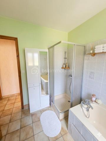 Découvrez cette charmante villa idéalement située dans un quartier paisible de Langogne, offrant un cadre de vie recherché à proximité immédiate de toutes les commodités. Construite au début des années 90 sur une parcelle de 546 m², elle dispose d'une surface habitable optimisée de 80 m². Lumineuse, bien agencée et chaleureuse, elle saura immédiatement vous séduire par son fort potentiel.
Description Détaillée
Espace Vie & Confort (au même niveau) :
Une pièce de vie lumineuse et conviviale d'environ 50 m², comprenant une cuisine fonctionnelle ouverte sur un salon chaleureux équipé d'un poêle à bois.
Une terrasse ensoleillée, accessible directement depuis la cuisine et le salon, idéale pour vos moments de détente.
Deux chambres spacieuses de 9 m² et 11 m².
Une salle de bain équipée également d'une douche.
Un WC indépendant.
Un espace chaufferie pratique, situé directement au niveau des pièces de vie.
Extérieurs et Stationnement :
Un garage de 16 m² accolé à la maison.
De nombreuses places de stationnement disponibles sur la voie publique juste devant la maison, idéales pour vous garer facilement et recevoir vos proches.
Atouts et Potentiel
La maison est habitable immédiatement. Quelques travaux de rafraîchissement permettront de la mettre à votre goût et de remplacer certains éléments vieillissants, comme les volets.
Côté confort, le système de chauffage est performant et flexible : il combine un poêle à bois et un chauffage au sol alimenté par une chaudière au fioul récente et parfaitement entretenue.
Un Bien Rare sur le Marché Ce type de bien, offrant une configuration de plain-pied, est particulièrement recherché grâce à son emplacement géographique privilégié et son implantation bien pensée. Ne manquez pas cette opportunité unique de vous installer à Langogne !