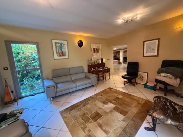 Bien de 186 m² – 4 chambres, 3 salles d’eau, jardin et garage, à 500 m du centre-ville de Léguevin