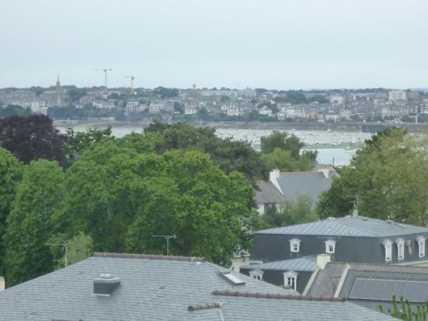 SAINT MALO A LOUER APPARTEMENT T4  MEUBLE  EN DUPLEX TERRASSE PLACE DE PARKING