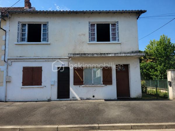 🏡 Maison de rapport avec 2 logements indépendants – Périgueux

Idéal investisseur ou projet familial avec revenu locatif !

Située sur la commune de Périgueux, cette maison des années 1960 propose deux logements totalement indépendants, offrant une surface habitable totale d'environ 109 m² sur un terrain de 150 m².

🔹 Rez-de-chaussée (libre d'occupation)

Séjour lumineux
Cuisine ouverte
2 chambres
Salle d'eau
WC indépendant

🔹 Étage (actuellement loué 550 €/mois)

Entrée avec dégagement
Séjour
Cuisine
2 chambres
Salle d'eau
WC indépendant

✅ Chauffage central au gaz
✅ Compteurs indépendants
✅ Bon état général du logement loué
✅ Revenus locatifs immédiats

📍 Situation recherchée à proximité des commodités, commerces, écoles et transports.

Une belle opportunité pour un investissement locatif, une résidence principale avec complément de revenus ou un projet intergénérationnel.