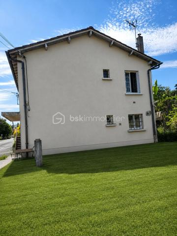 🏡 Maison de rapport avec 2 logements indépendants – Périgueux

Idéal investisseur ou projet familial avec revenu locatif !

Située sur la commune de Périgueux, cette maison des années 1960 propose deux logements totalement indépendants, offrant une surface habitable totale d'environ 109 m² sur un terrain de 150 m².

🔹 Rez-de-chaussée (libre d'occupation)

Séjour lumineux
Cuisine ouverte
2 chambres
Salle d'eau
WC indépendant

🔹 Étage (actuellement loué 550 €/mois)

Entrée avec dégagement
Séjour
Cuisine
2 chambres
Salle d'eau
WC indépendant

✅ Chauffage central au gaz
✅ Compteurs indépendants
✅ Bon état général du logement loué
✅ Revenus locatifs immédiats

📍 Situation recherchée à proximité des commodités, commerces, écoles et transports.

Une belle opportunité pour un investissement locatif, une résidence principale avec complément de revenus ou un projet intergénérationnel.