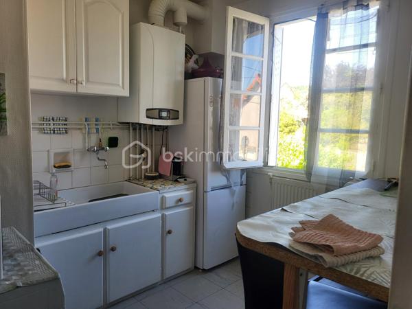 🏡 Maison de rapport avec 2 logements indépendants – Périgueux

Idéal investisseur ou projet familial avec revenu locatif !

Située sur la commune de Périgueux, cette maison des années 1960 propose deux logements totalement indépendants, offrant une surface habitable totale d'environ 109 m² sur un terrain de 150 m².

🔹 Rez-de-chaussée (libre d'occupation)

Séjour lumineux
Cuisine ouverte
2 chambres
Salle d'eau
WC indépendant

🔹 Étage (actuellement loué 550 €/mois)

Entrée avec dégagement
Séjour
Cuisine
2 chambres
Salle d'eau
WC indépendant

✅ Chauffage central au gaz
✅ Compteurs indépendants
✅ Bon état général du logement loué
✅ Revenus locatifs immédiats

📍 Situation recherchée à proximité des commodités, commerces, écoles et transports.

Une belle opportunité pour un investissement locatif, une résidence principale avec complément de revenus ou un projet intergénérationnel.