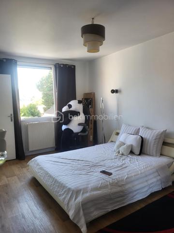🏡 Maison de rapport avec 2 logements indépendants – Périgueux

Idéal investisseur ou projet familial avec revenu locatif !

Située sur la commune de Périgueux, cette maison des années 1960 propose deux logements totalement indépendants, offrant une surface habitable totale d'environ 109 m² sur un terrain de 150 m².

🔹 Rez-de-chaussée (libre d'occupation)

Séjour lumineux
Cuisine ouverte
2 chambres
Salle d'eau
WC indépendant

🔹 Étage (actuellement loué 550 €/mois)

Entrée avec dégagement
Séjour
Cuisine
2 chambres
Salle d'eau
WC indépendant

✅ Chauffage central au gaz
✅ Compteurs indépendants
✅ Bon état général du logement loué
✅ Revenus locatifs immédiats

📍 Situation recherchée à proximité des commodités, commerces, écoles et transports.

Une belle opportunité pour un investissement locatif, une résidence principale avec complément de revenus ou un projet intergénérationnel.