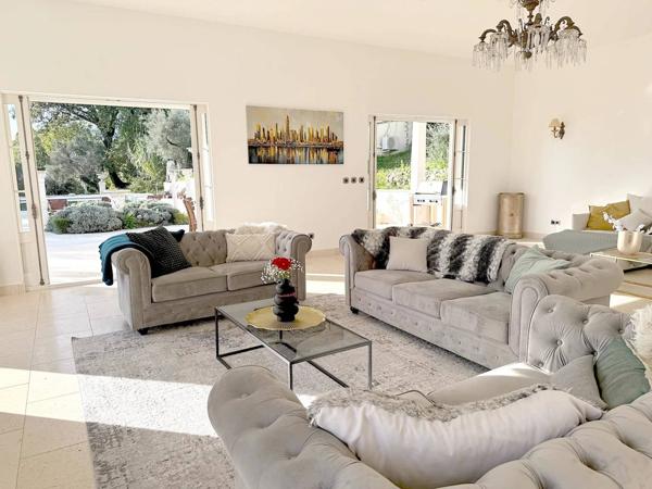 Villa de Luxe à Tourrettes-sur-Loup avec Vue Panoramique sur la Mer et Proximité de Vence