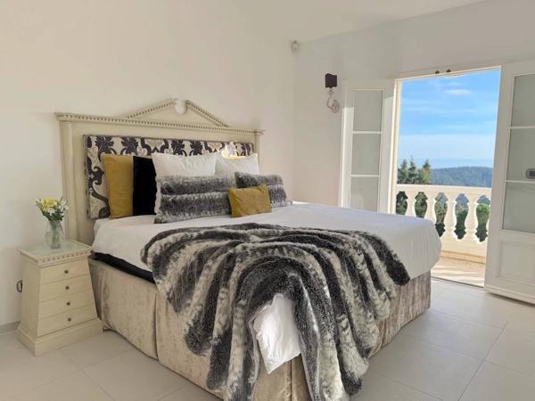 Villa de Luxe à Tourrettes-sur-Loup avec Vue Panoramique sur la Mer et Proximité de Vence