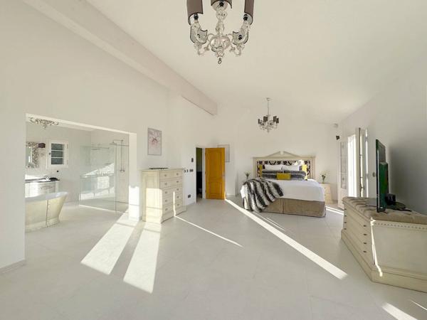 Villa de Luxe à Tourrettes-sur-Loup avec Vue Panoramique sur la Mer et Proximité de Vence