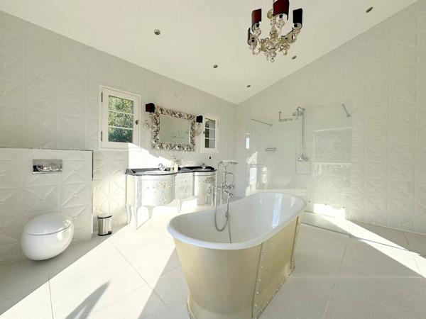 Villa de Luxe à Tourrettes-sur-Loup avec Vue Panoramique sur la Mer et Proximité de Vence