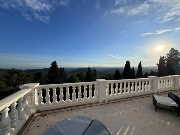Villa de Luxe à Tourrettes-sur-Loup avec Vue Panoramique sur la Mer et Proximité de Vence
