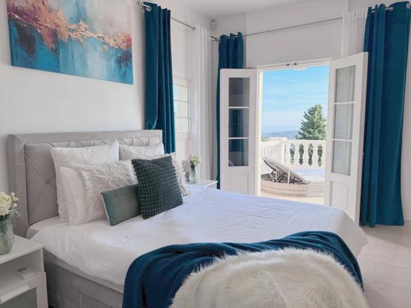 Villa de Luxe à Tourrettes-sur-Loup avec Vue Panoramique sur la Mer et Proximité de Vence