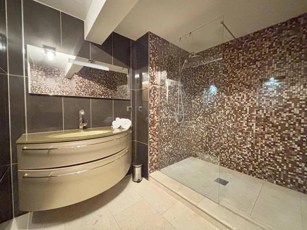 Villa de Luxe à Tourrettes-sur-Loup avec Vue Panoramique sur la Mer et Proximité de Vence