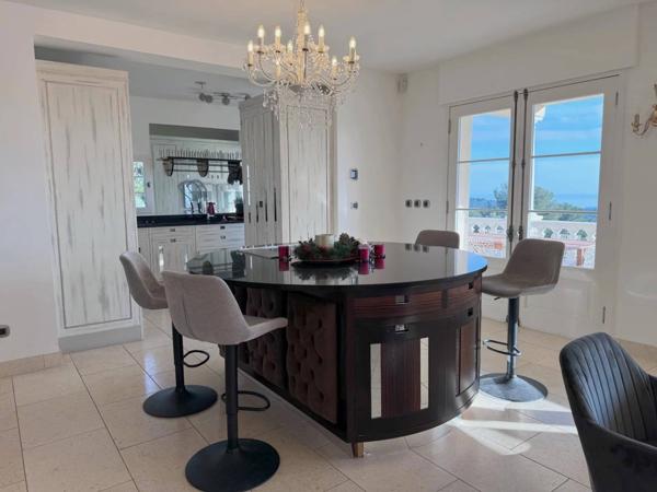 Villa de Luxe à Tourrettes-sur-Loup avec Vue Panoramique sur la Mer et Proximité de Vence