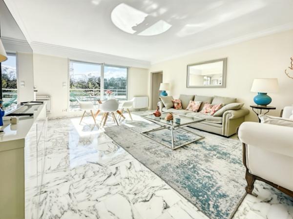 appartement 4 Pièces Vue dégagée collines et aperçu mer