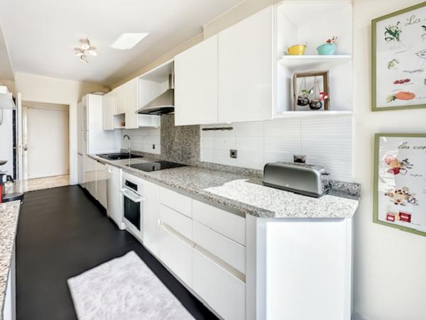 appartement 4 Pièces Vue dégagée collines et aperçu mer