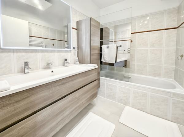 appartement 4 Pièces Vue dégagée collines et aperçu mer