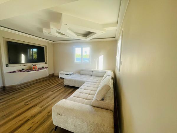 MAUGUIO 5 pièces 138 m2 sur 450 m2 avec Piscine, garage aménagé et cave