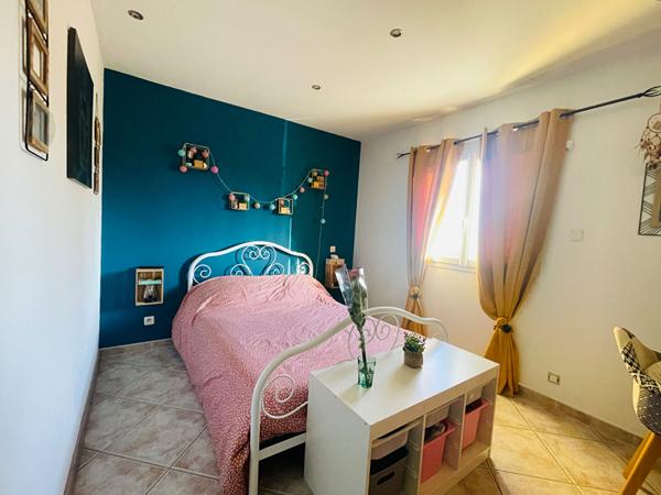 MAUGUIO 5 pièces 138 m2 sur 450 m2 avec Piscine, garage aménagé et cave