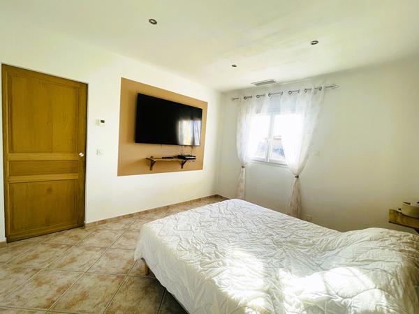 MAUGUIO 5 pièces 138 m2 sur 450 m2 avec Piscine, garage aménagé et cave