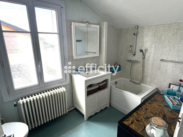 Maison
         7 pièces
        - 136 m² Exclusivité 330 000 € *