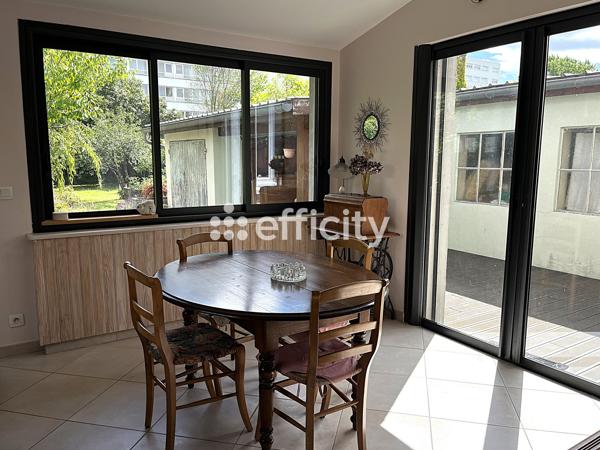 Maison
         7 pièces
        - 136 m² Exclusivité 330 000 € *