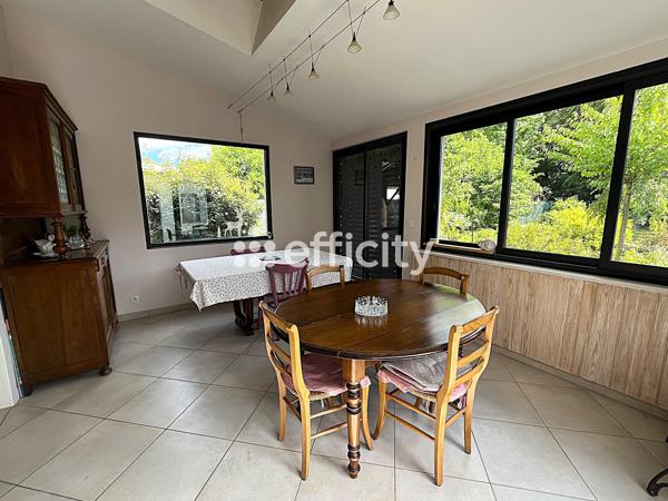 Maison
         7 pièces
        - 136 m² Exclusivité 330 000 € *