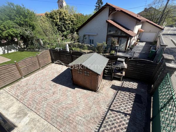 Envie de troquer l'appartement pour une vraie maison, sans sacrifier la proximité des commodités ? Cette maison traditionnelle de 103 m², nichée dans un secteur résidentiel prisé d'Échirolles, coche toutes les cases.

✨ Ce qui fait son charme

Au rez-de-chaussée, un grand séjour lumineux de 30 m² avec cheminée s'ouvre sur la cour — parfait pour les repas d'été en extérieur. La cuisine fermée de 16 m² offre un vrai espace dédié pour cuisiner en toute tranquillité.

À l'étage, l'espace nuit réunit 3 chambres spacieuses, une grande salle de bain et des WC indépendants.

🌿 Des extérieurs pensés pour profiter

Un jardin intimiste de 60 m² pour les barbecues entre amis, deux terrasses pour suivre le soleil toute la journée, une cave enterrée accessible depuis la maison et de nombreux rangements : tout est pensé pour le confort du quotidien.

🛠 Côté technique (rapport 2026)

DPE : Classe D
Diagnostic électrique conforme
Aucune trace d'amiante ni de plomb
Menuiseries double vitrage

📍 Un emplacement qui a tout bon

Écoles, commerces et Tram A à quelques minutes à pied, tout en restant à l'écart des axes passants — le meilleur des deux mondes.

Taxe foncière : 2 159 €

Un vrai cocon familial, prêt à accueillir votre nouvelle vie. Contactez-moi pour une visite !