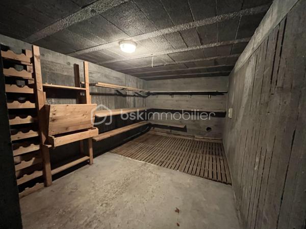 Envie de troquer l'appartement pour une vraie maison, sans sacrifier la proximité des commodités ? Cette maison traditionnelle de 103 m², nichée dans un secteur résidentiel prisé d'Échirolles, coche toutes les cases.

✨ Ce qui fait son charme

Au rez-de-chaussée, un grand séjour lumineux de 30 m² avec cheminée s'ouvre sur la cour — parfait pour les repas d'été en extérieur. La cuisine fermée de 16 m² offre un vrai espace dédié pour cuisiner en toute tranquillité.

À l'étage, l'espace nuit réunit 3 chambres spacieuses, une grande salle de bain et des WC indépendants.

🌿 Des extérieurs pensés pour profiter

Un jardin intimiste de 60 m² pour les barbecues entre amis, deux terrasses pour suivre le soleil toute la journée, une cave enterrée accessible depuis la maison et de nombreux rangements : tout est pensé pour le confort du quotidien.

🛠 Côté technique (rapport 2026)

DPE : Classe D
Diagnostic électrique conforme
Aucune trace d'amiante ni de plomb
Menuiseries double vitrage

📍 Un emplacement qui a tout bon

Écoles, commerces et Tram A à quelques minutes à pied, tout en restant à l'écart des axes passants — le meilleur des deux mondes.

Taxe foncière : 2 159 €

Un vrai cocon familial, prêt à accueillir votre nouvelle vie. Contactez-moi pour une visite !