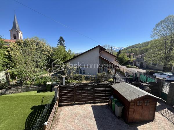 Envie de troquer l'appartement pour une vraie maison, sans sacrifier la proximité des commodités ? Cette maison traditionnelle de 103 m², nichée dans un secteur résidentiel prisé d'Échirolles, coche toutes les cases.

✨ Ce qui fait son charme

Au rez-de-chaussée, un grand séjour lumineux de 30 m² avec cheminée s'ouvre sur la cour — parfait pour les repas d'été en extérieur. La cuisine fermée de 16 m² offre un vrai espace dédié pour cuisiner en toute tranquillité.

À l'étage, l'espace nuit réunit 3 chambres spacieuses, une grande salle de bain et des WC indépendants.

🌿 Des extérieurs pensés pour profiter

Un jardin intimiste de 60 m² pour les barbecues entre amis, deux terrasses pour suivre le soleil toute la journée, une cave enterrée accessible depuis la maison et de nombreux rangements : tout est pensé pour le confort du quotidien.

🛠 Côté technique (rapport 2026)

DPE : Classe D
Diagnostic électrique conforme
Aucune trace d'amiante ni de plomb
Menuiseries double vitrage

📍 Un emplacement qui a tout bon

Écoles, commerces et Tram A à quelques minutes à pied, tout en restant à l'écart des axes passants — le meilleur des deux mondes.

Taxe foncière : 2 159 €

Un vrai cocon familial, prêt à accueillir votre nouvelle vie. Contactez-moi pour une visite !