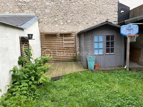 Située dans le très recherché quartier Dunois, à proximité immédiate des commerces, des écoles et de toutes les commodités, cette charmante maison de ville des années 1930 saura vous séduire par son cachet et son atmosphère chaleureuse.

- Dès l’entrée, vous découvrirez un séjour lumineux. Une jolie cuisine aménagée, ouverte sur une agréable terrasse et un jardin intimiste d’environ 85 m² avec appentis, offre un véritable espace de vie extérieur, parfait pour profiter des beaux jours.

- Le rez-de-chaussée comprend également une buanderie ainsi qu’un WC indépendant.

- Au premier étage, un palier dessert une belle chambre, un bureau pouvant faire office de chambre d’appoint ou d’espace télétravail, une salle de bains ainsi qu’un second WC séparé.

- Le deuxième étage accueille une chambre supplémentaire ainsi qu’un grenier offrant un bel espace de rangement.

- Une cave complète également ce bien.

Une maison pleine de charme, idéale pour une vie de famille au cœur d’un quartier au calme très apprécié.

Je me tiens à votre disposition afin d'organiser une visite rapidement !