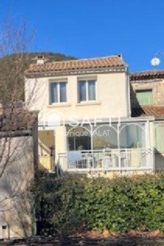 Le charme d'une ancienne maison de ville restaurée aux normes du confort actuel proche de tous services