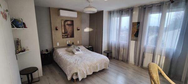 Le charme d'une ancienne maison de ville restaurée aux normes du confort actuel proche de tous services