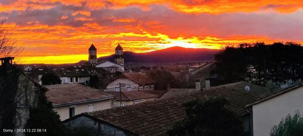 Le charme d'une ancienne maison de ville restaurée aux normes du confort actuel proche de tous services