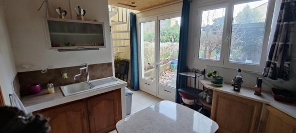 Le charme d'une ancienne maison de ville restaurée aux normes du confort actuel proche de tous services