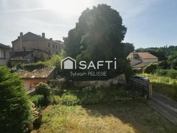 Maison de ville avec studio indépendant, grand garage de 70 m² et jardin clos en plein centre de Moissac !