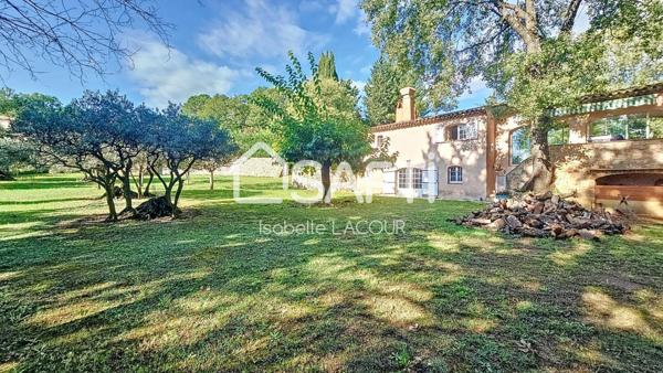 Véritable havre de paix au cœur d'un magnifique parc arboré de 6395 m².