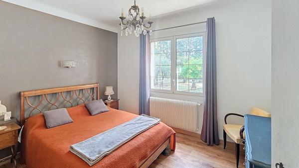 Véritable havre de paix au cœur d'un magnifique parc arboré de 6395 m².