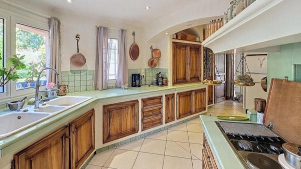 Véritable havre de paix au cœur d'un magnifique parc arboré de 6395 m².