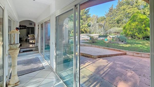 Véritable havre de paix au cœur d'un magnifique parc arboré de 6395 m².