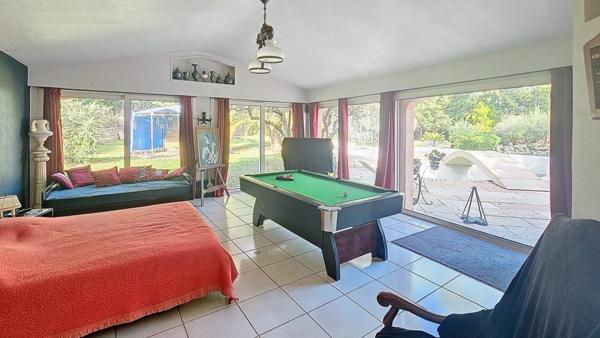 Véritable havre de paix au cœur d'un magnifique parc arboré de 6395 m².