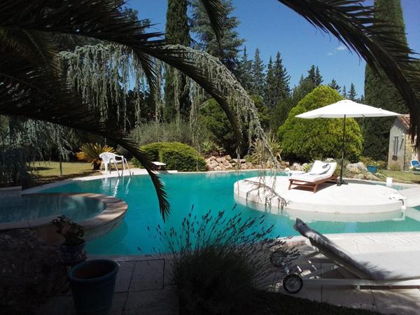 Véritable havre de paix au cœur d'un magnifique parc arboré de 6395 m².