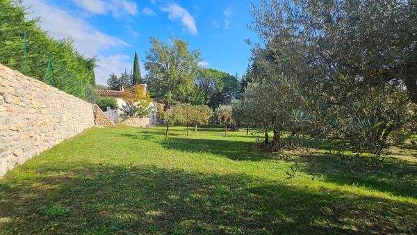 Véritable havre de paix au cœur d'un magnifique parc arboré de 6395 m².