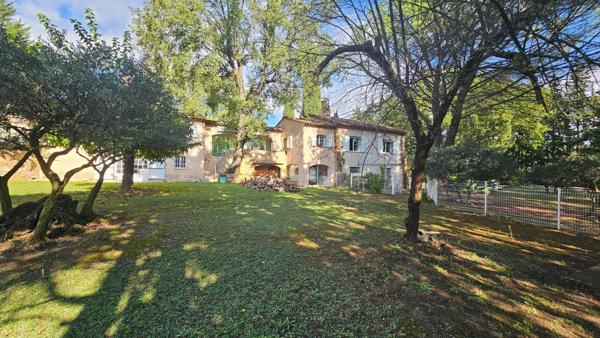 Véritable havre de paix au cœur d'un magnifique parc arboré de 6395 m².