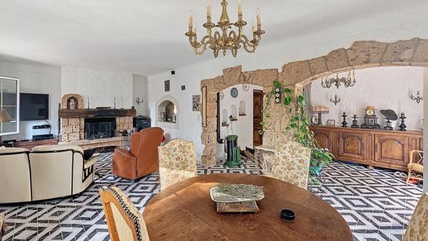 Véritable havre de paix au cœur d'un magnifique parc arboré de 6395 m².